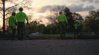 Guyswalkingtosite